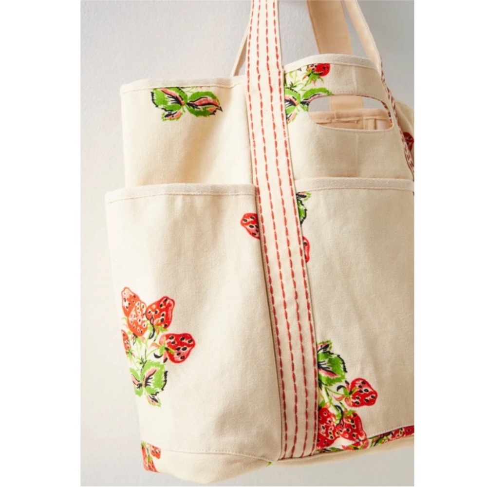 Free People Caravan Tote Strawberry - Picture 4 of 9